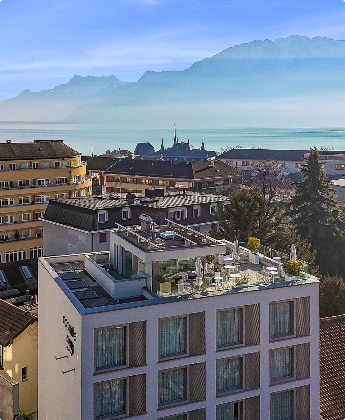 Vue sur le lac et les montagnes depuis un immeuble moderne